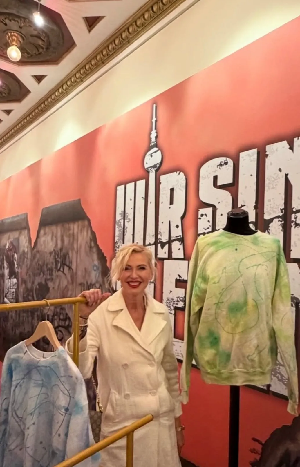 Die „Wir sind am Leben“-Pullover ausgestellt am Theater des Westens, Berlin