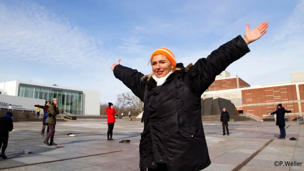 Suzy Forel, Performance am Kulturforum Berlin, Foto P. Weller